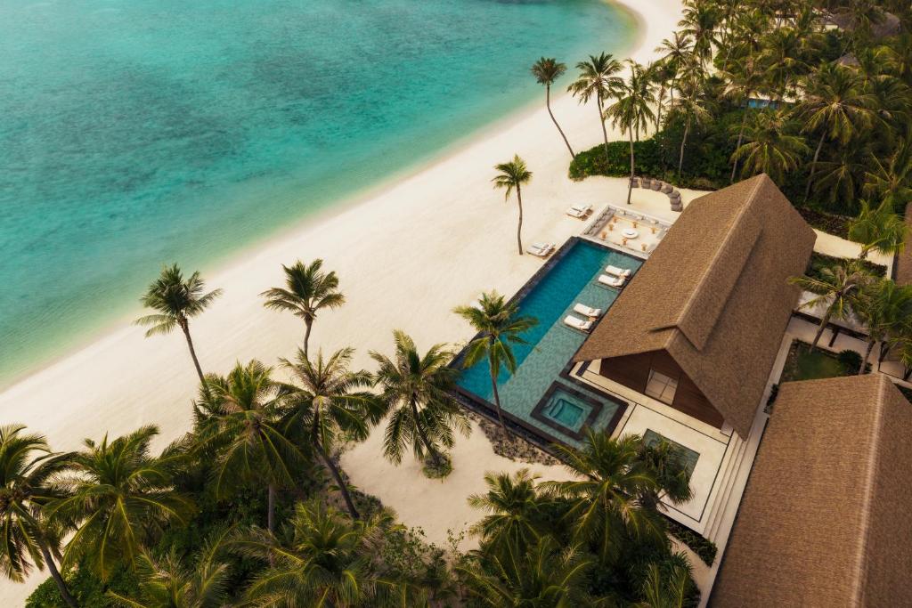 The Pinnacle of Tropical Glamour: A Comprehensive Review of One&Only Reethi Rah